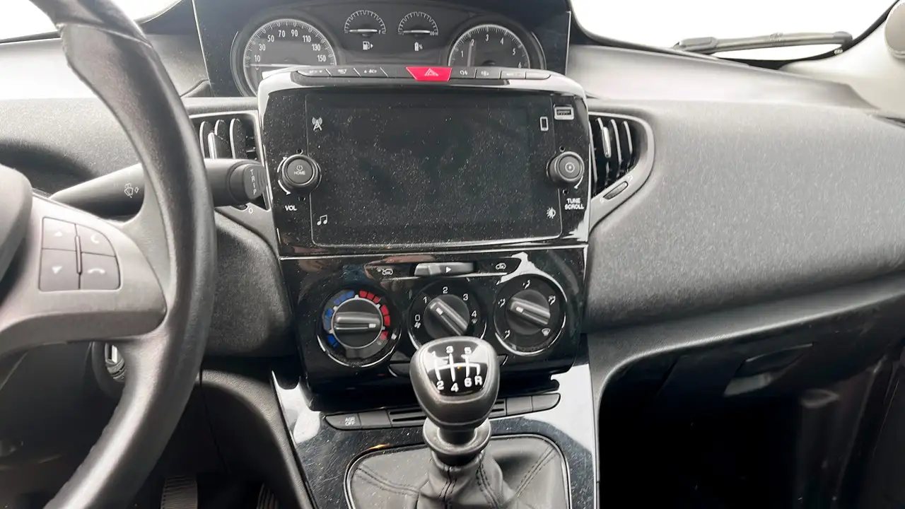 Lancia Ypsilon 2023 — фото 15
