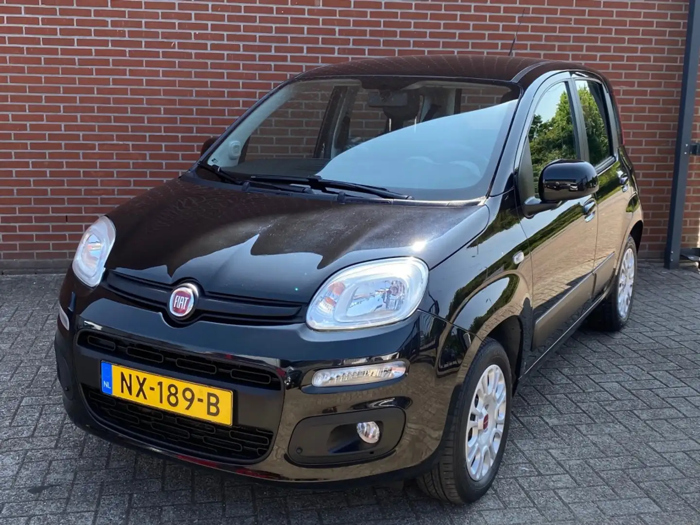 Fiat Panda 0.9 TWINAIR LOUNGE 80 PK AIRCO PDC BLUETOOTH Zwart - 2