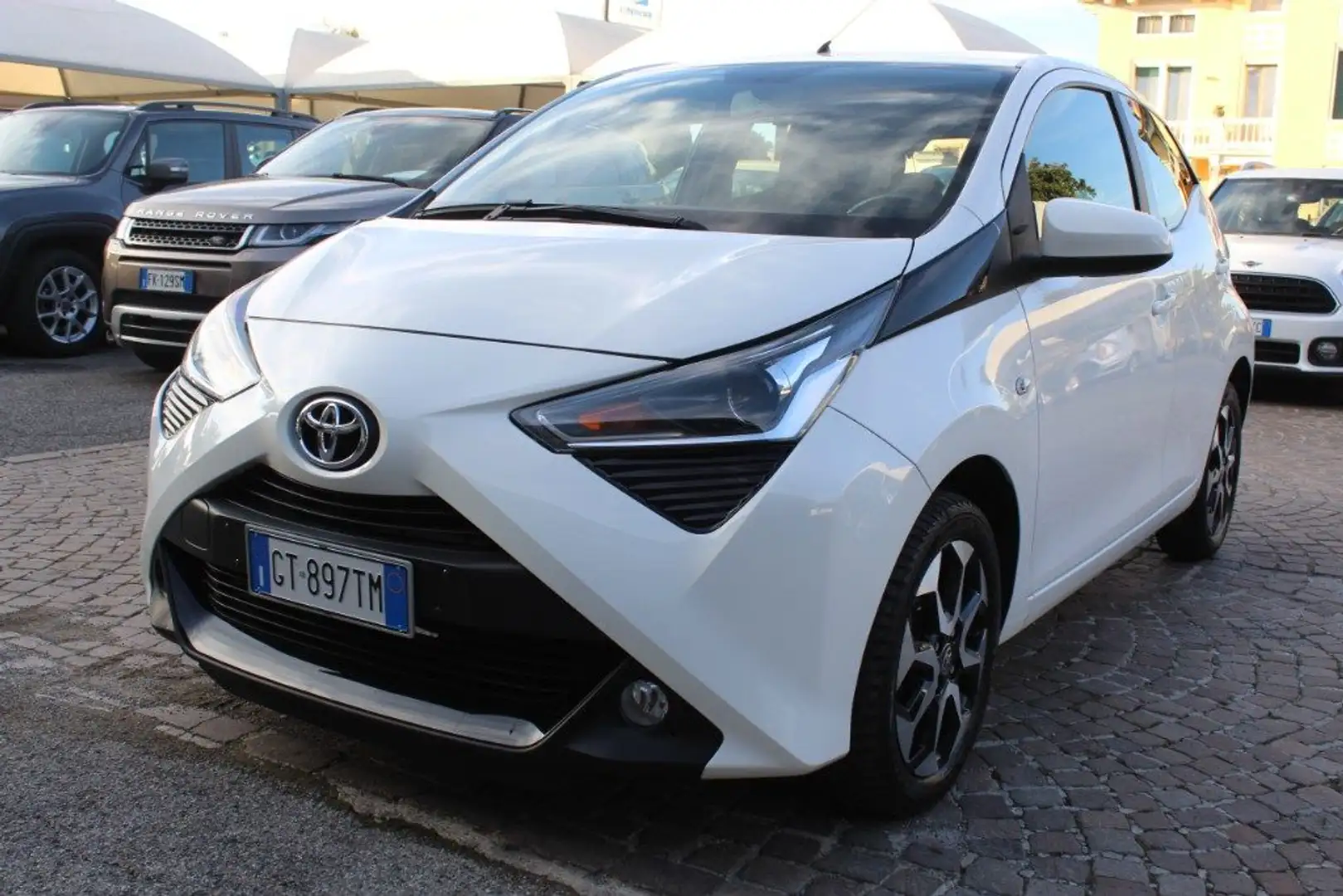 Toyota Aygo Connect 1.0 VVT-i 72 CV 5 porte NEOPATENTATI Bianco - 1