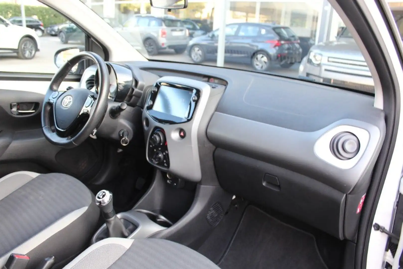 Toyota Aygo Connect 1.0 VVT-i 72 CV 5 porte NEOPATENTATI Bianco - 2