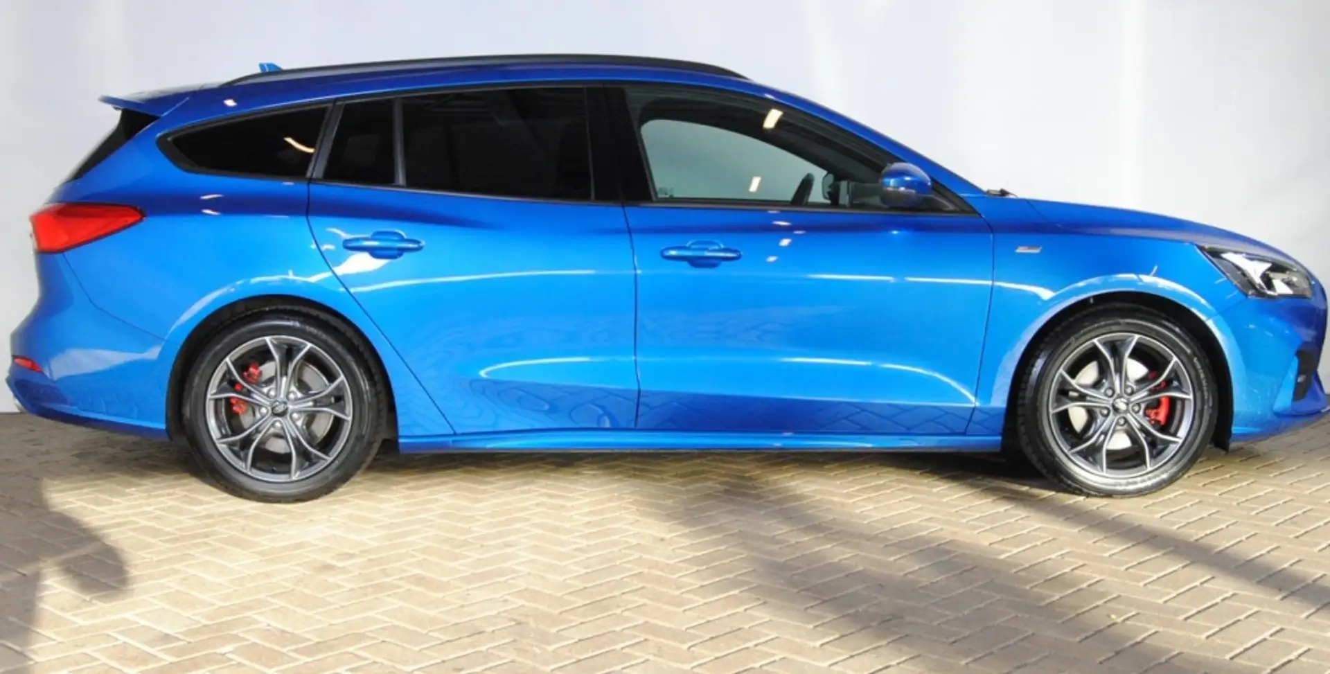 Ford Focus Wagon 1.0 EBH ST L. XBns Bleu - 2