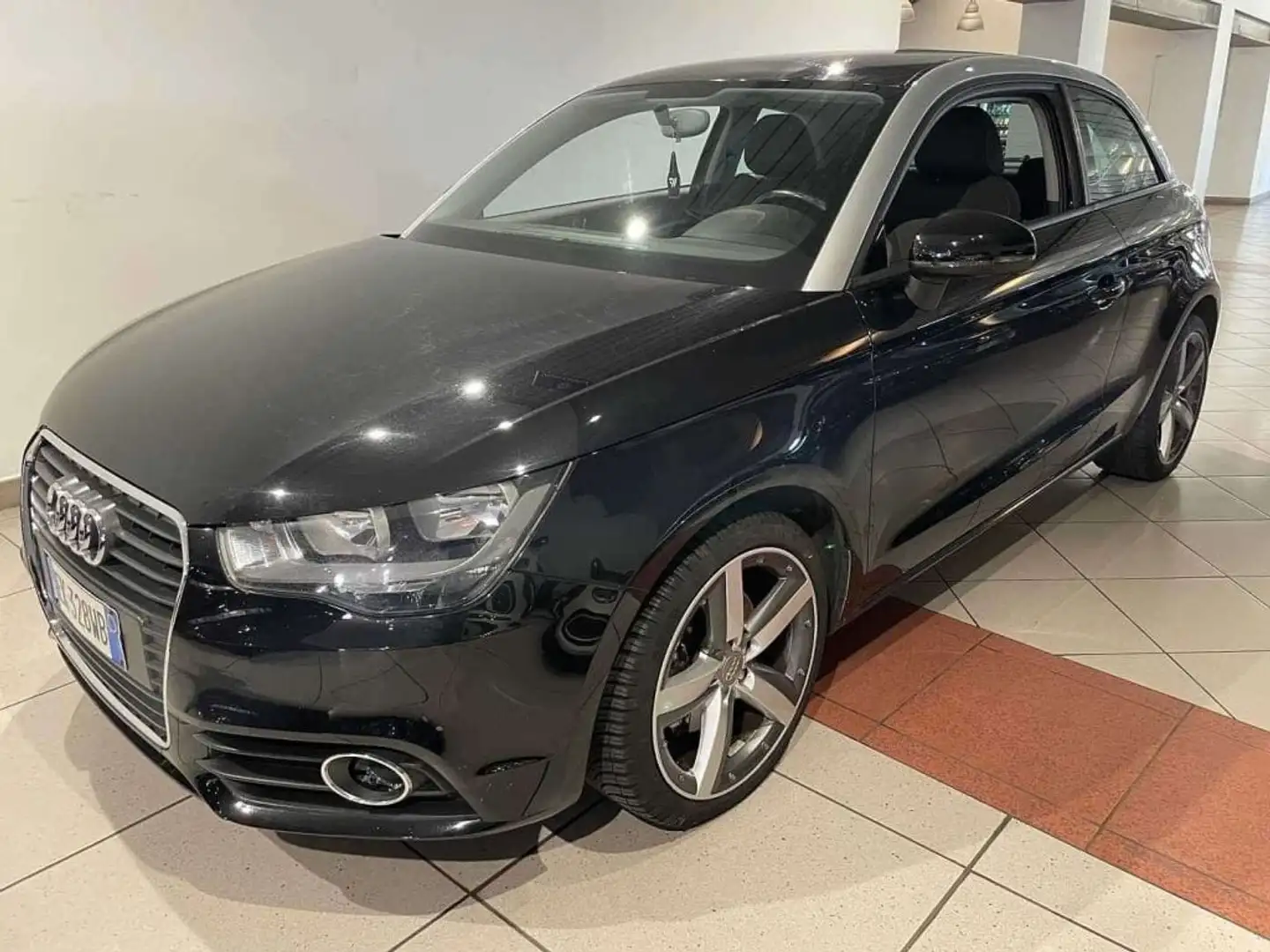 Audi A1 /S1 1.6 TDI 105 CV Ambition Noir - 1
