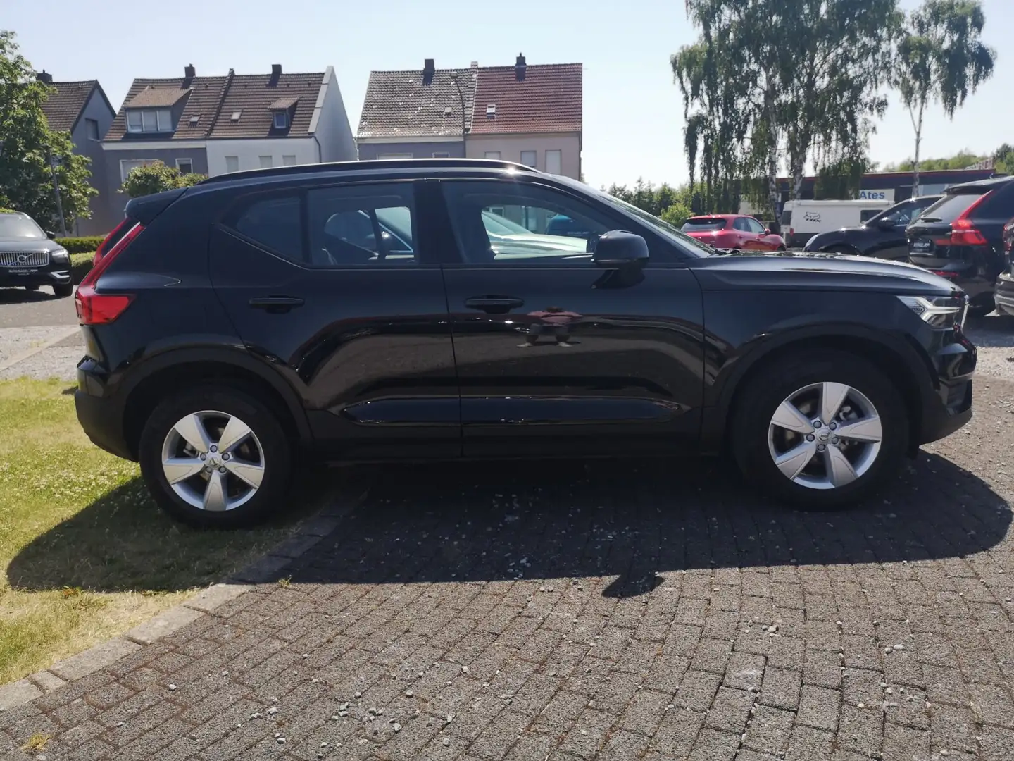 Volvo XC40 T2 2WD Momentum Core(EURO 6d) Navi/Keyless-Start Schwarz - 2