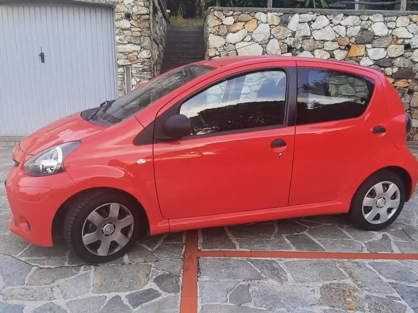 Toyota Aygo Aygo I 2012 5p 1.0 Active connect Rosso - 2