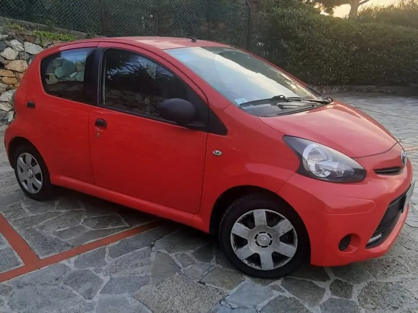 Toyota Aygo Aygo I 2012 5p 1.0 Active connect Rosso - 1