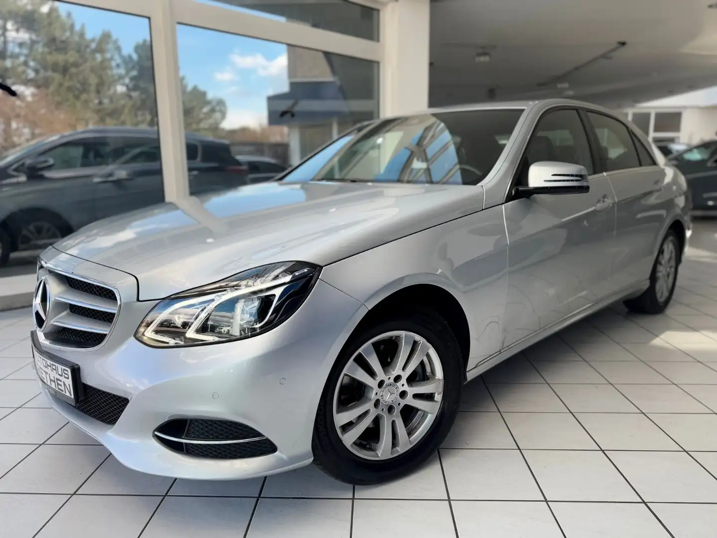 Mercedes-Benz E 200 Avantgarde AHK*NAVI*PARK-ASS.*1.HAND*MOPF Silber - 2