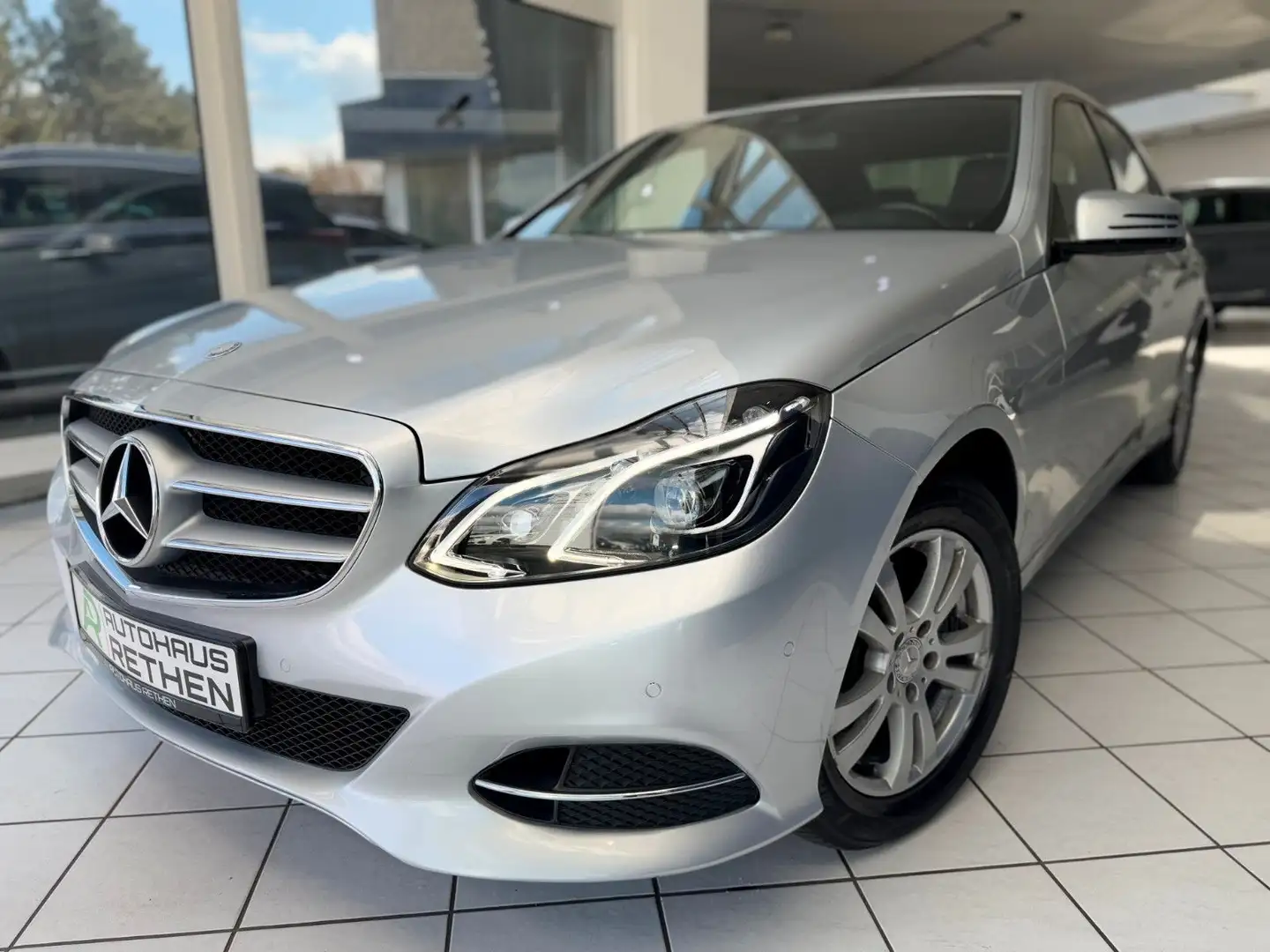 Mercedes-Benz E 200 Avantgarde AHK*NAVI*PARK-ASS.*1.HAND*MOPF Silber - 1