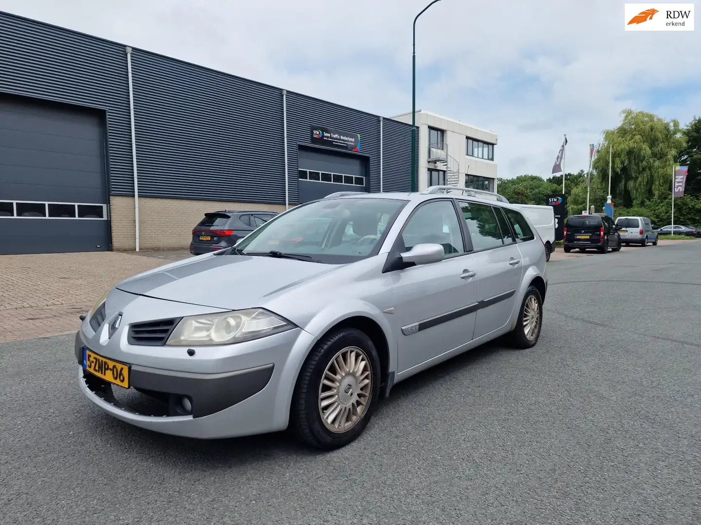 Renault Megane Grand Tour 1.6-16V Privilège AUT PSENSOR CRUISE TR Gris - 1