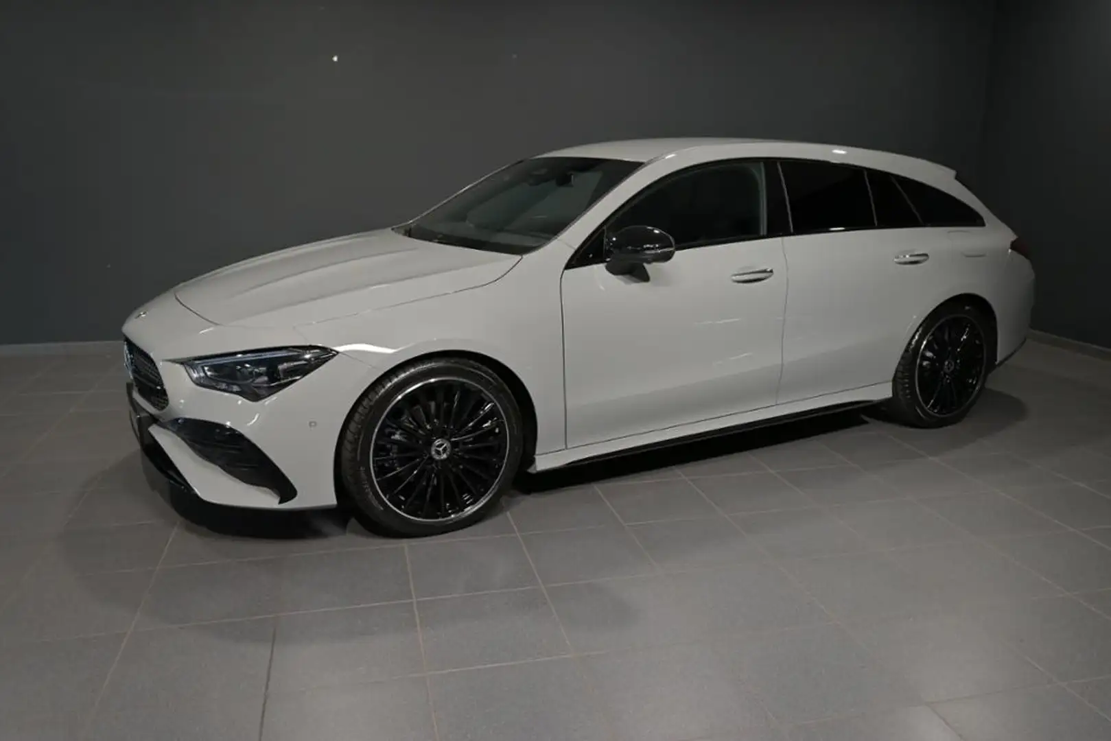 Mercedes-Benz CLA 180 SB AMG AMG/MULTIBEAM/AHK/360C Grau - 1