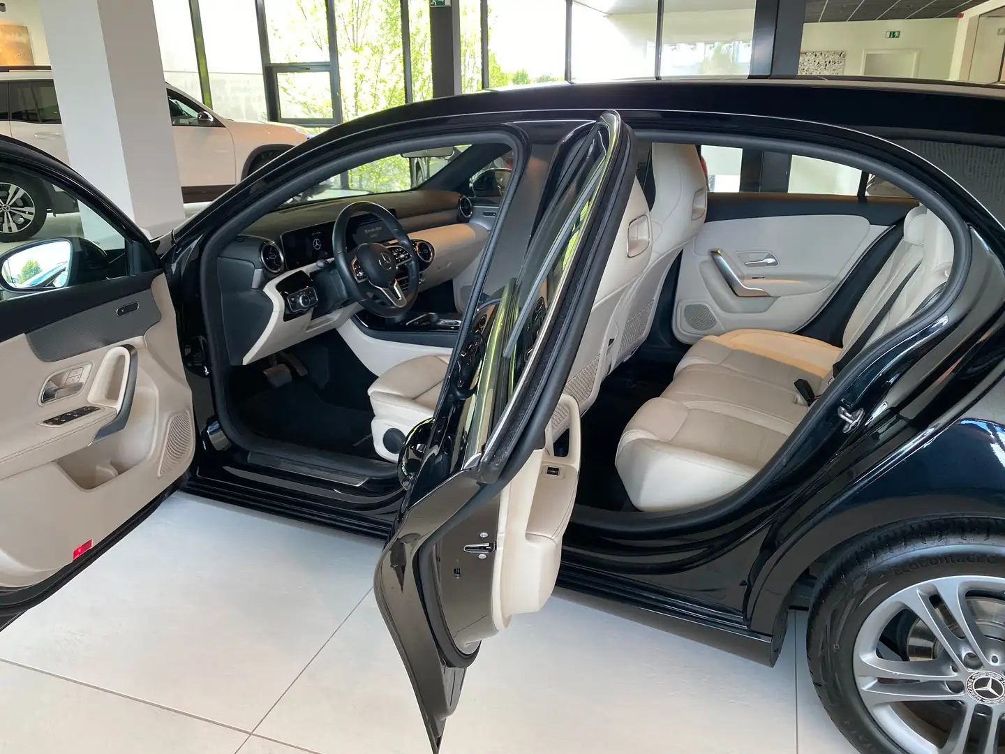 Mercedes-Benz A 200 7G LUXURY Line BEIGE-Leder/HP-LED/PDC/ALU/... Schwarz - 1