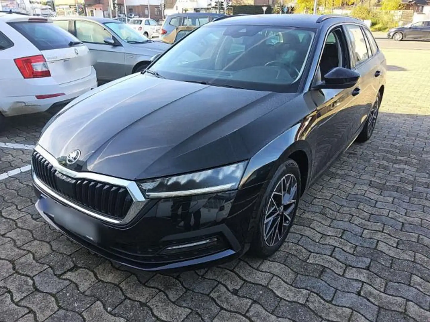 Skoda Octavia Combi 2.0 TDI CLEVER LED NAVI AHK Schwarz - 2