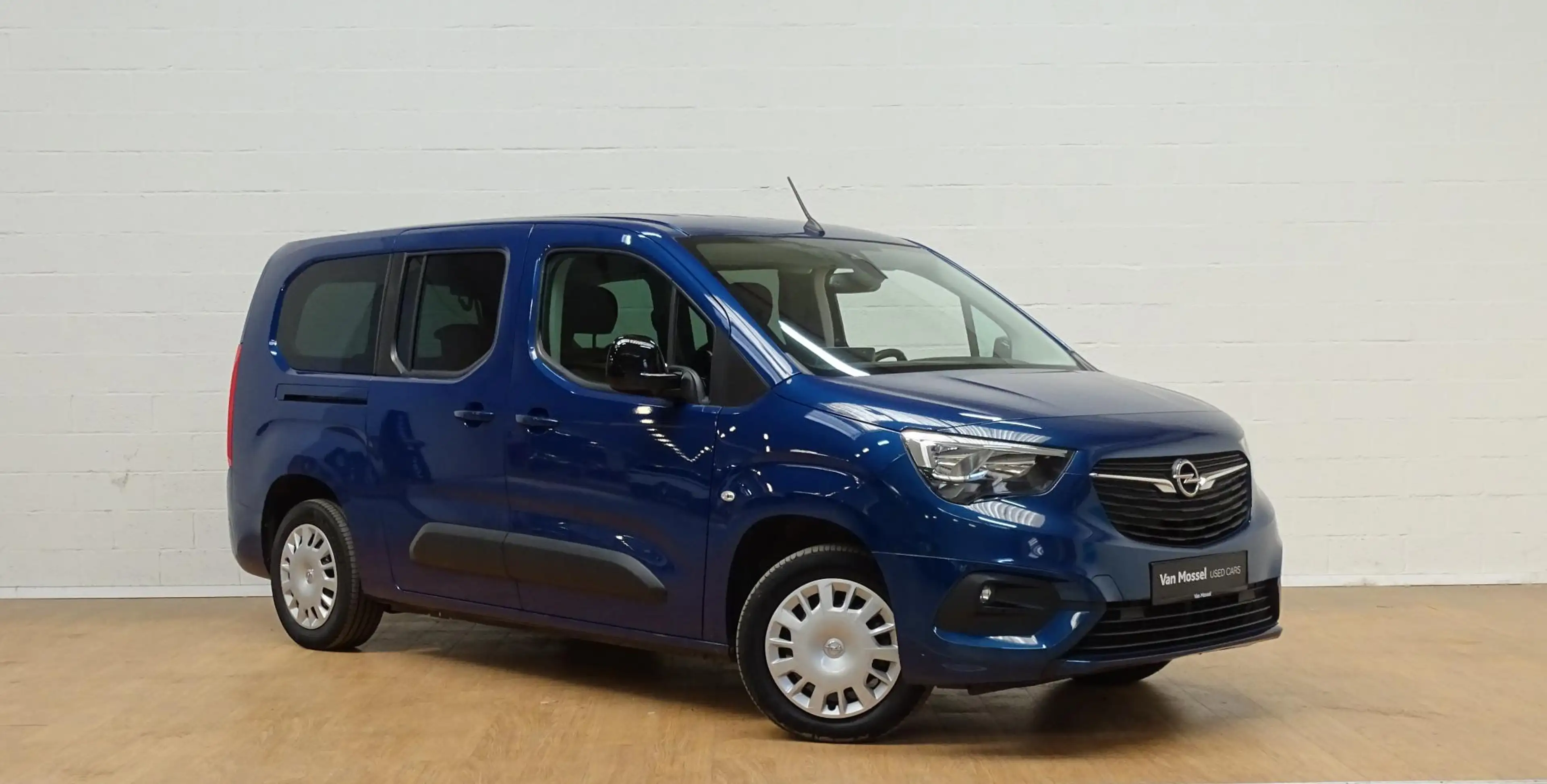 Opel Combo-e Life Electric 50 kW/h Long Edition Plus — photo 2
