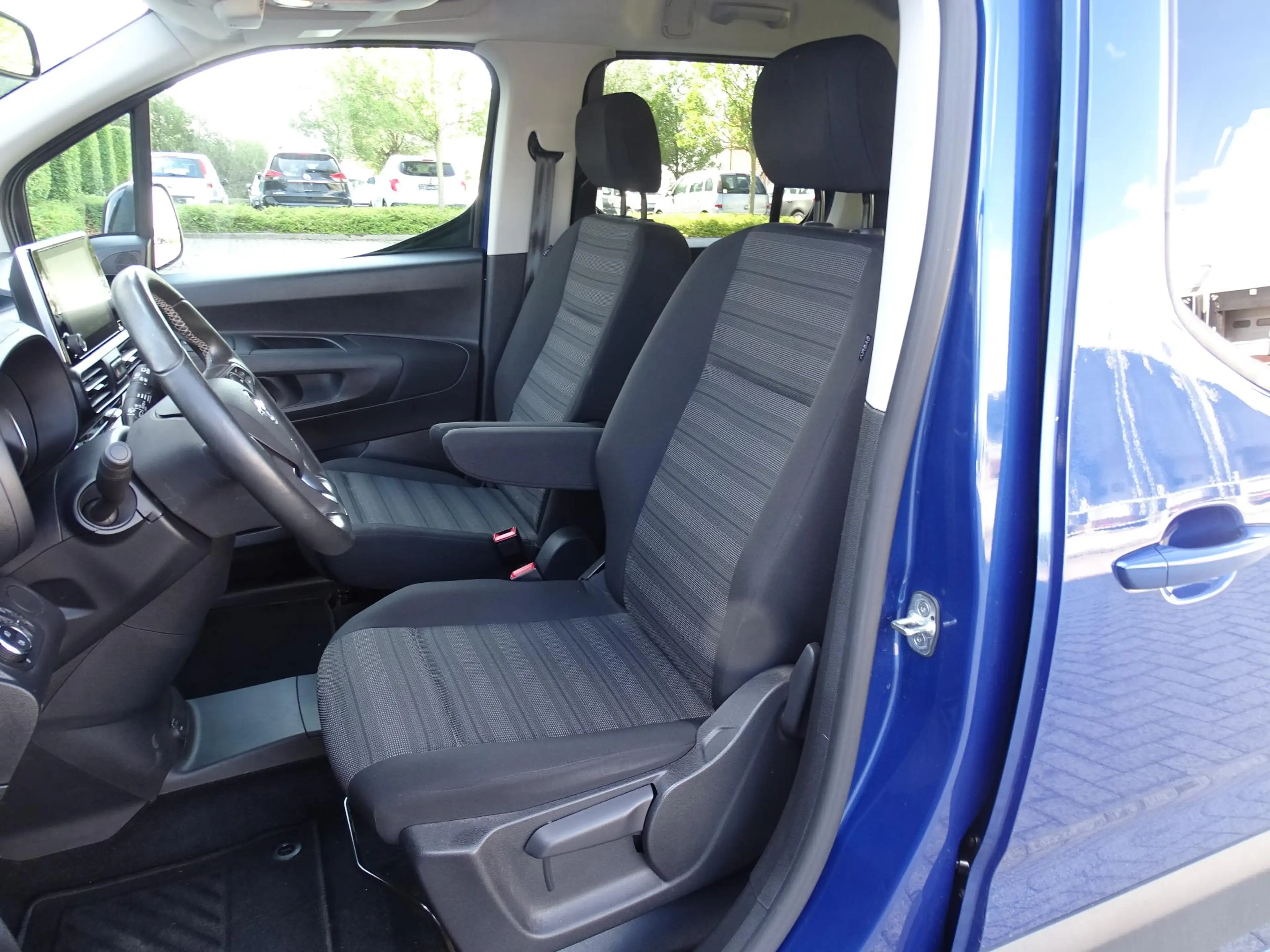 Opel Combo-e Life Electric 50 kW/h Long Edition Plus — photo 10