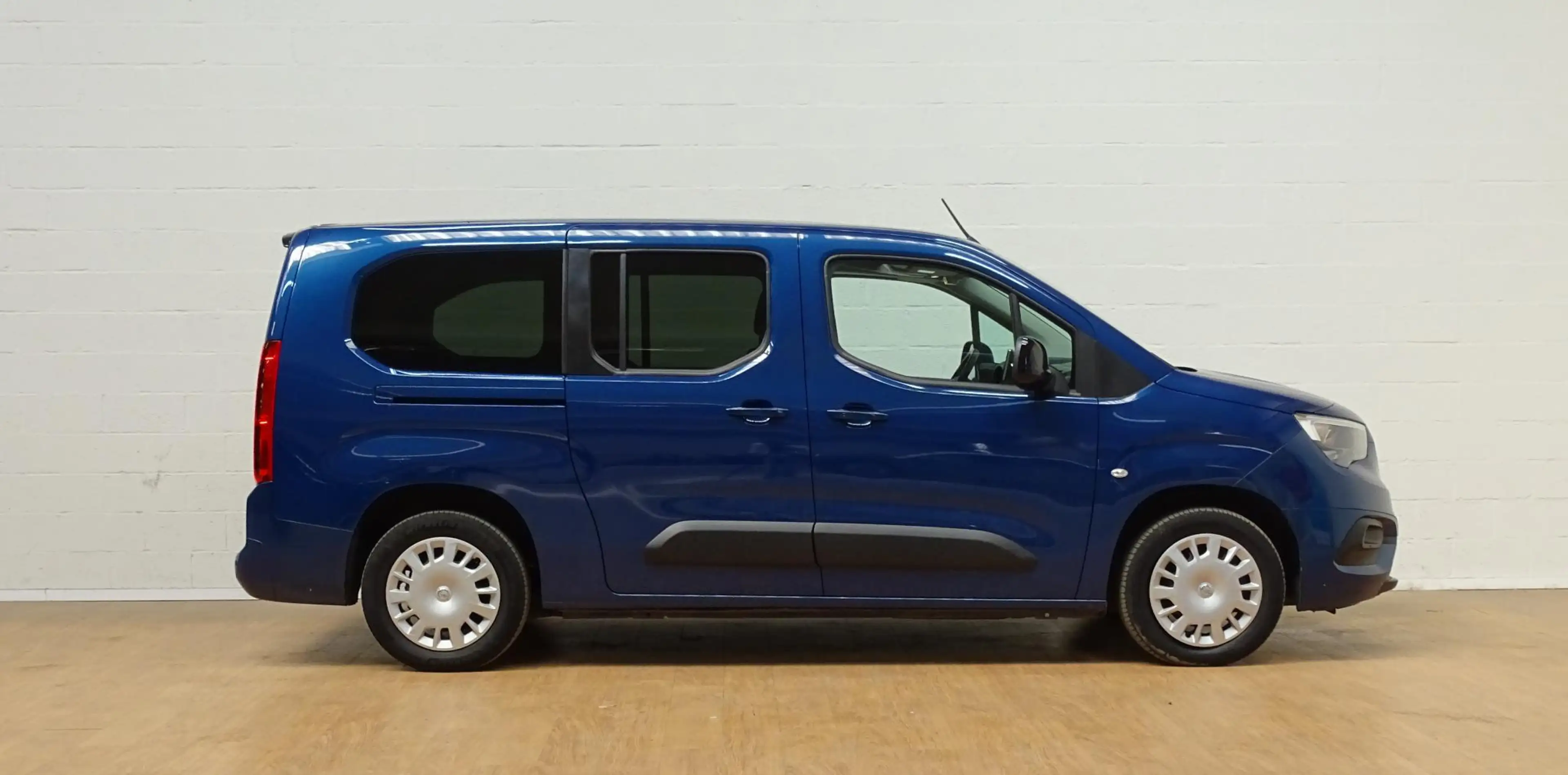 Opel Combo-e Life Electric 50 kW/h Long Edition Plus — photo 7
