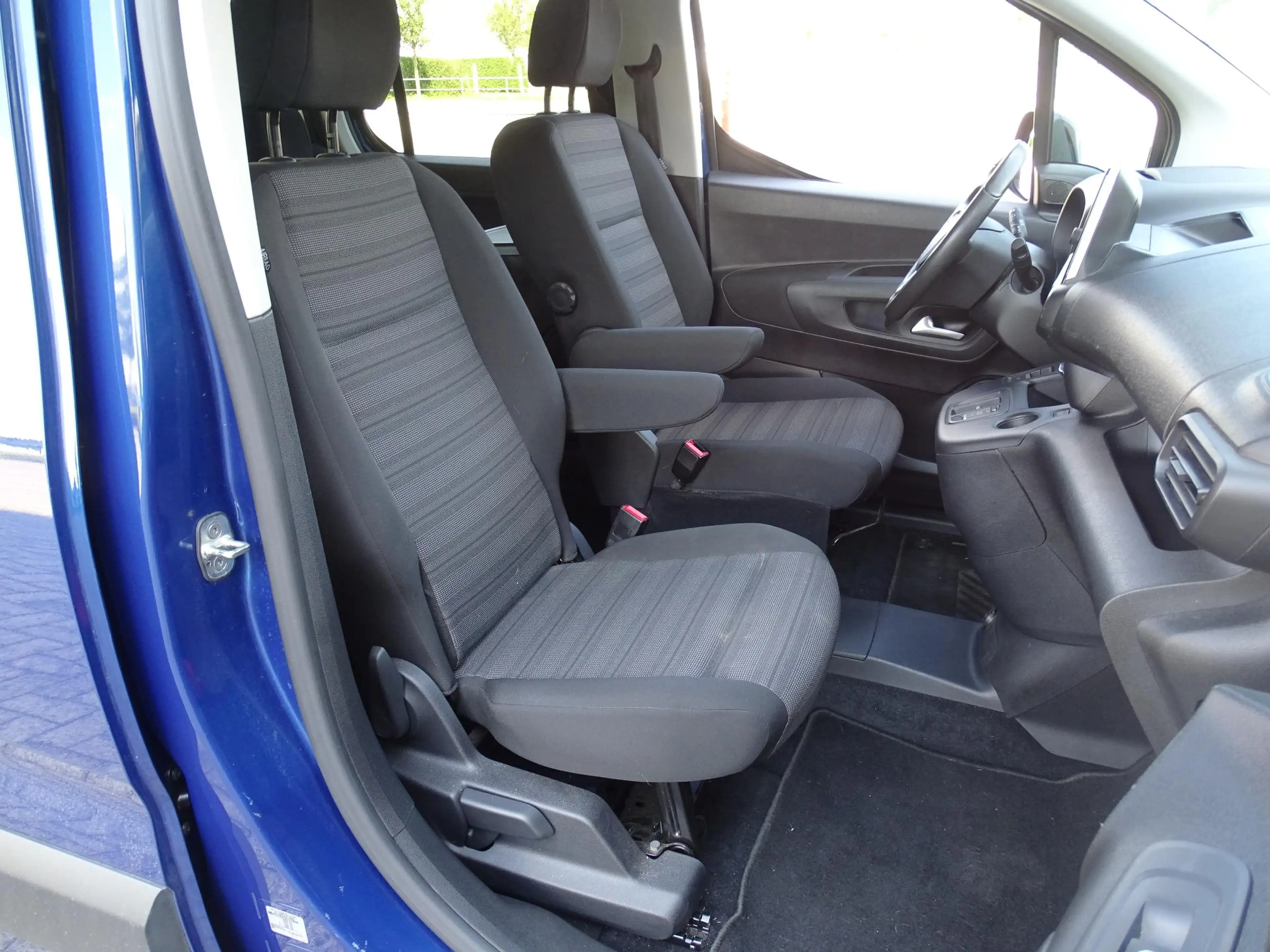 Opel Combo-e Life Electric 50 kW/h Long Edition Plus — photo 12