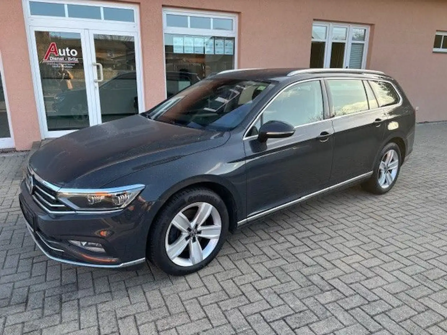 Volkswagen Passat Variant Elegance (Autom., beheizb. Lenkr) Grau - 1