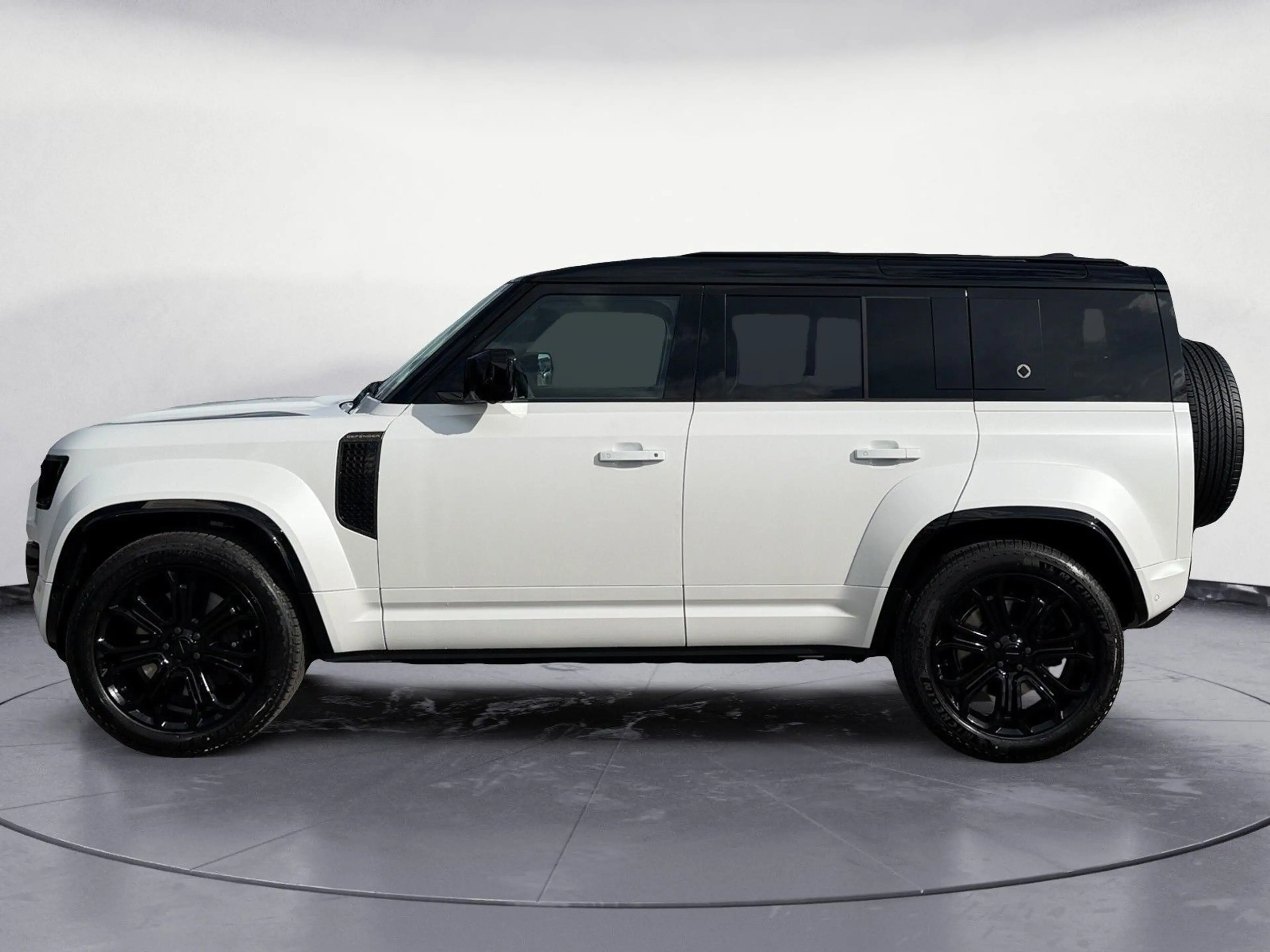 Land Rover Defender 110 P635 OCTA MATT CARBON LIGHT CLOUD — photo 2