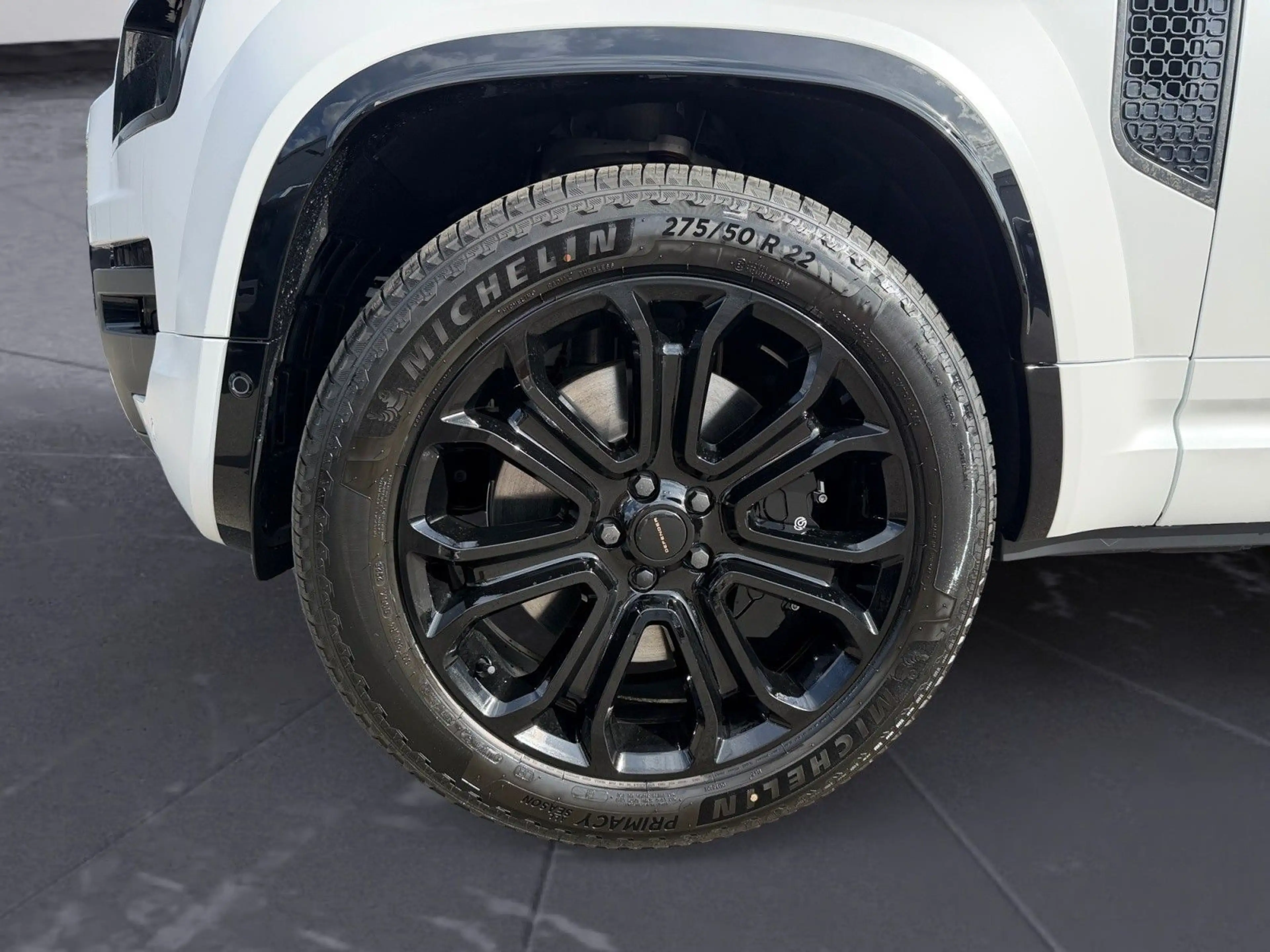 Land Rover Defender 110 P635 OCTA MATT CARBON LIGHT CLOUD — photo 6