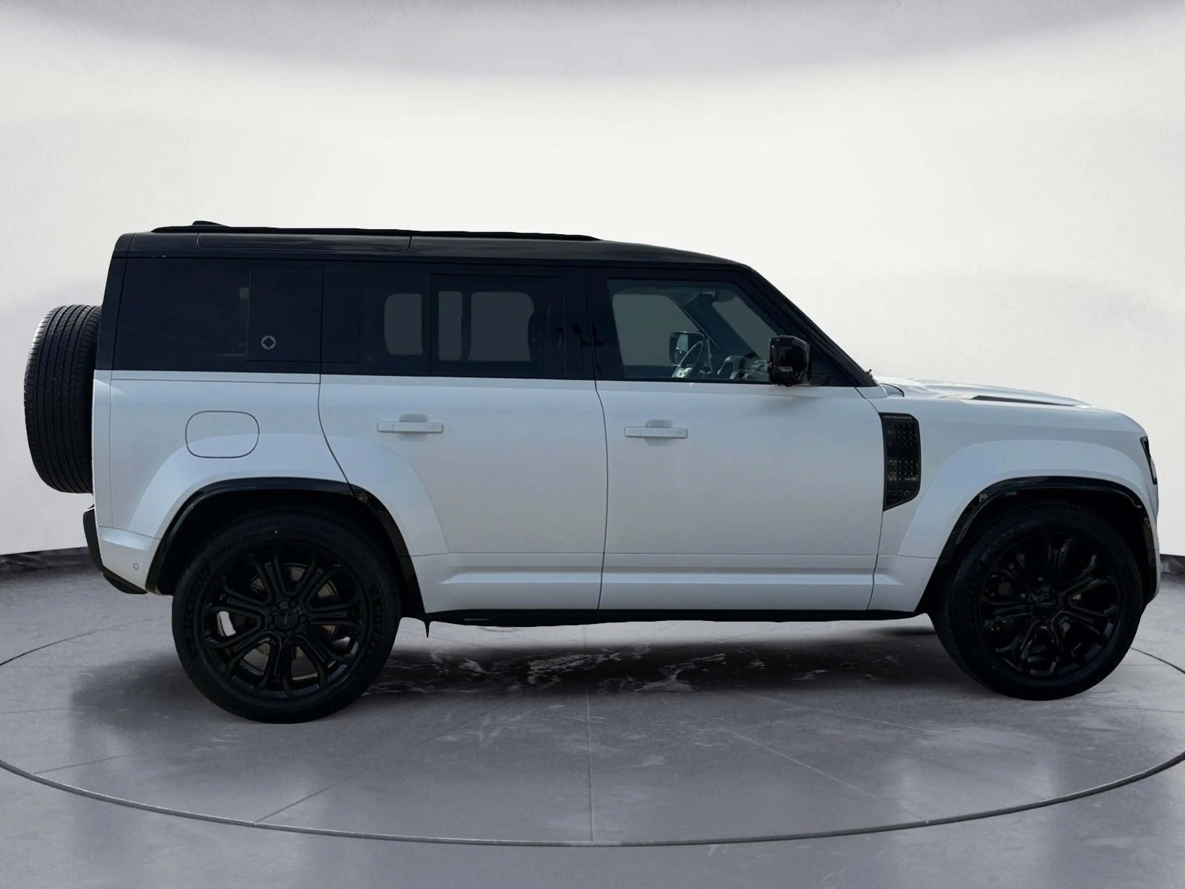 Land Rover Defender 110 P635 OCTA MATT CARBON LIGHT CLOUD — photo 5