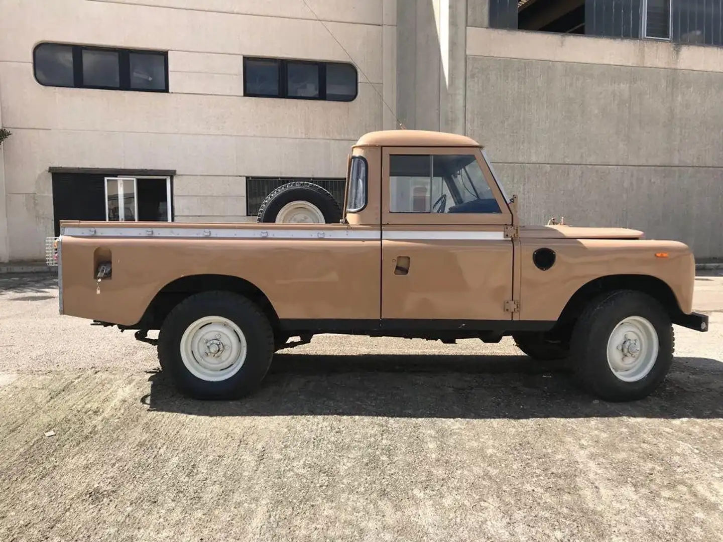 Land Rover Series III 109 Pick Up Beżowy - 2
