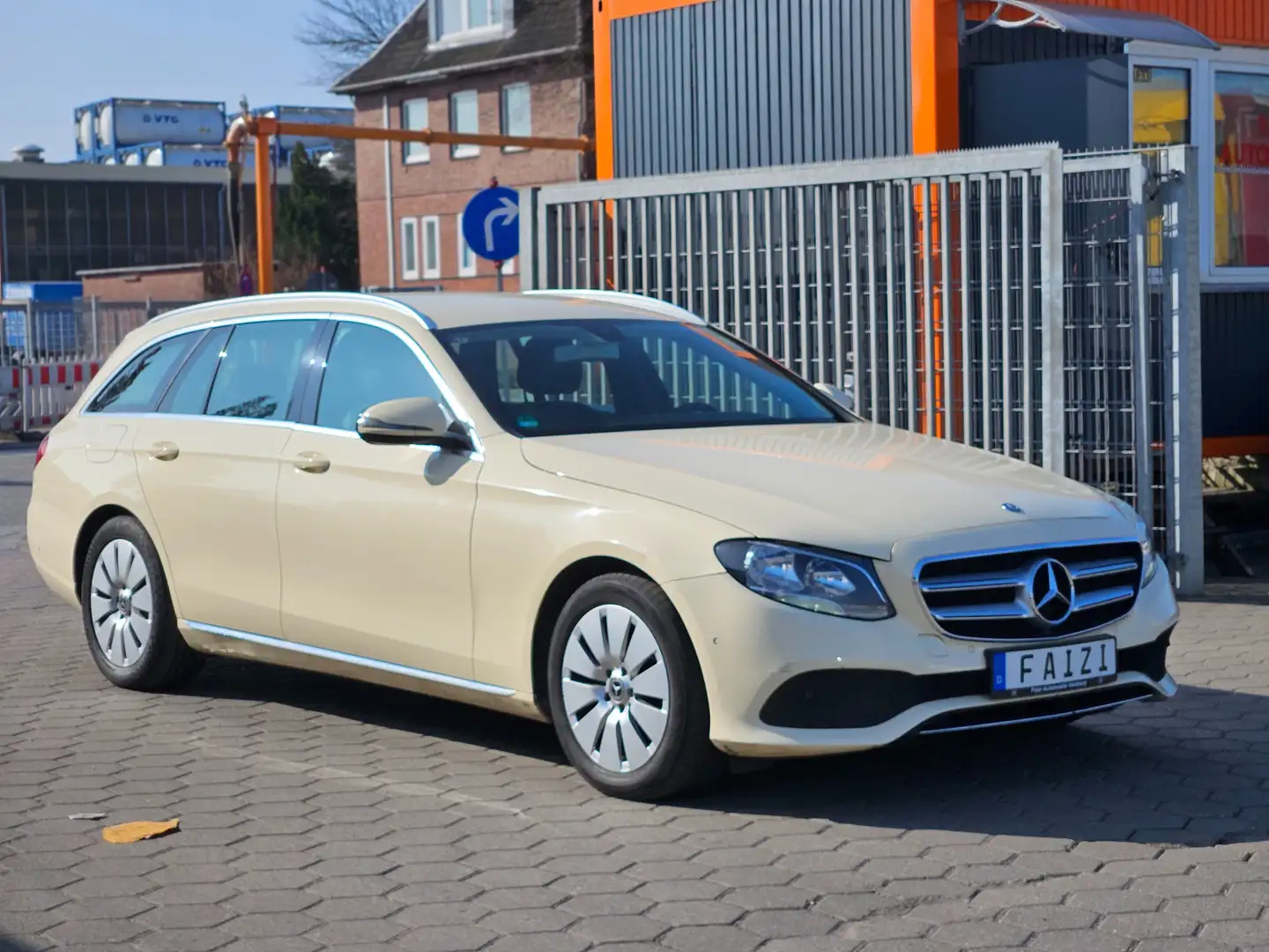 Mercedes-Benz E 200 E 200 d T Avantgarde Navi Kamera Parktronik Beige - 2