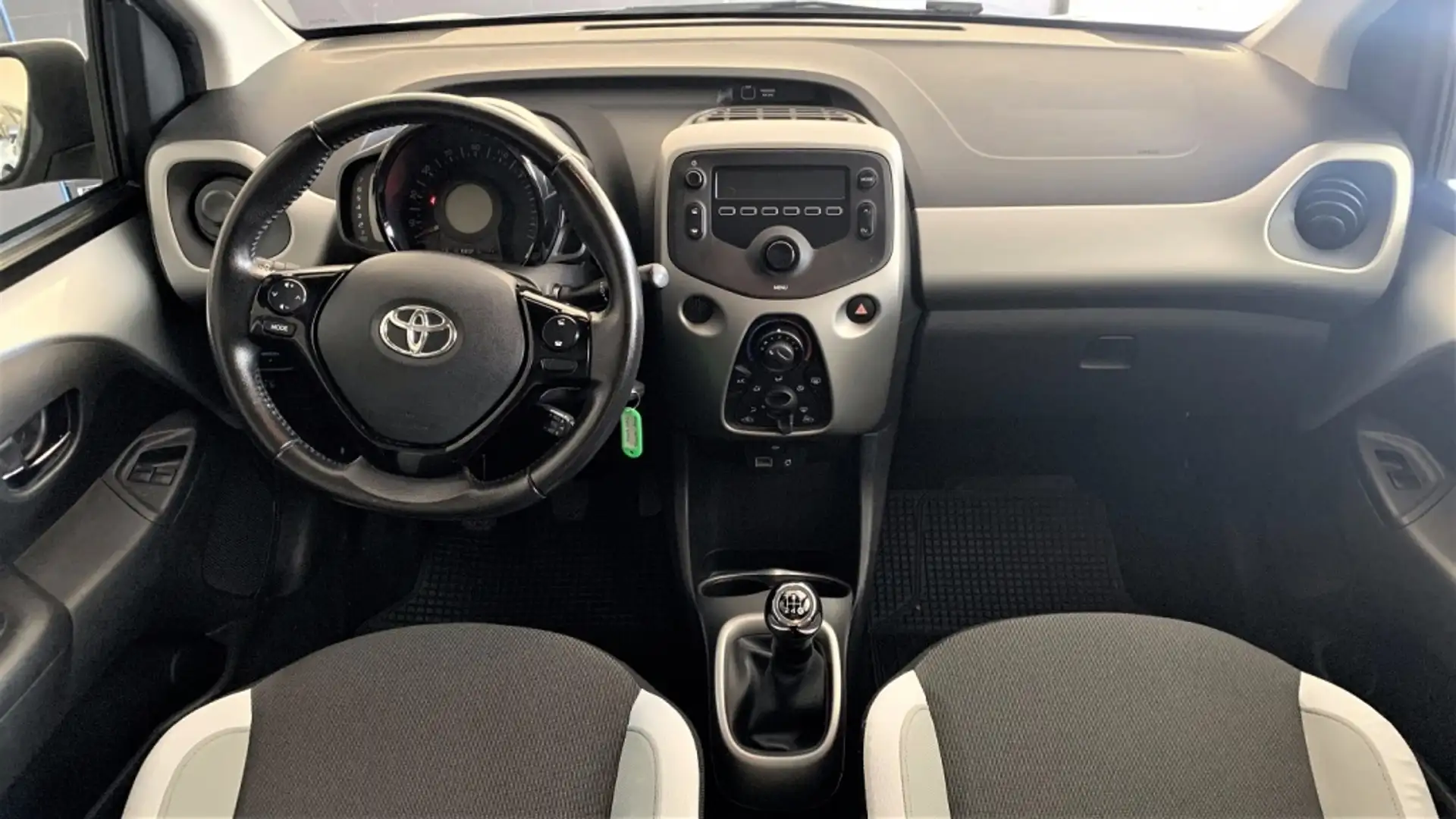 Toyota Aygo 1.0 VVT-i x-play Stříbrná - 2