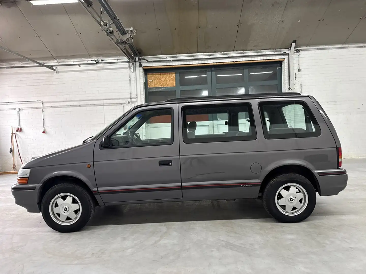 Chrysler Voyager 2.5 td SE Grau - 2