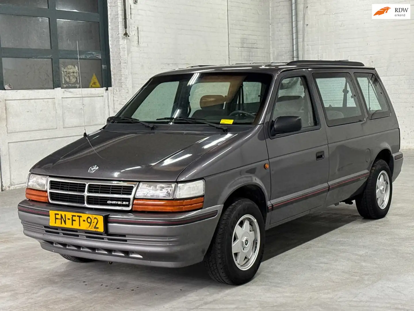 Chrysler Voyager 2.5 td SE Grau - 1