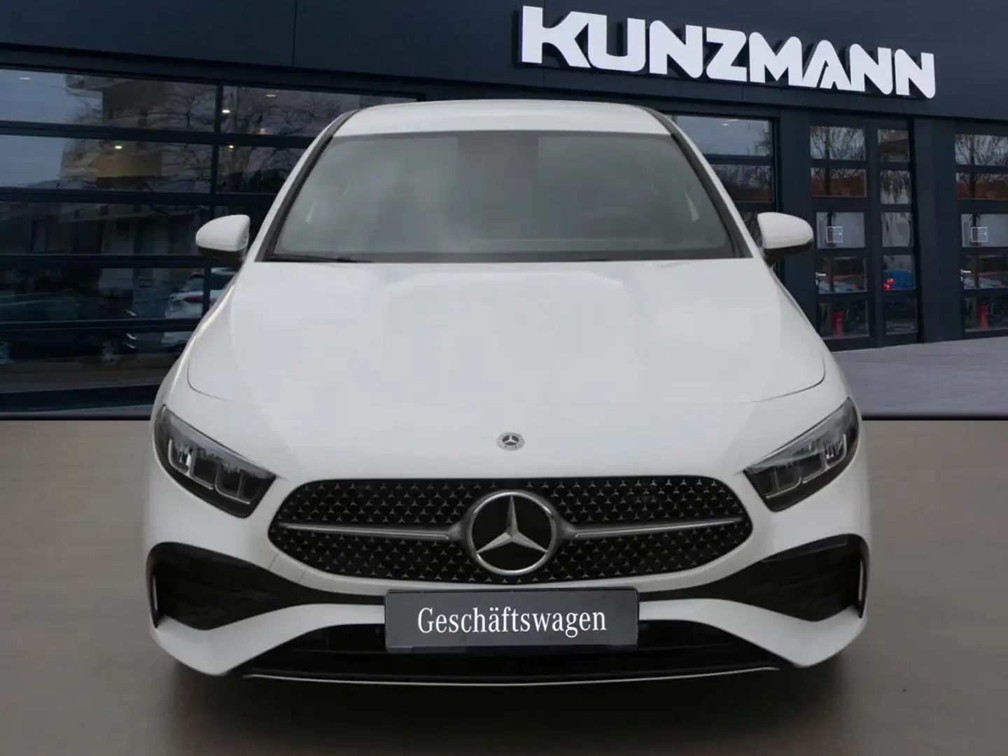 Mercedes-Benz A 180 AMG Distronic KeylessGo Kamera SpurH AHK Weiß - 2