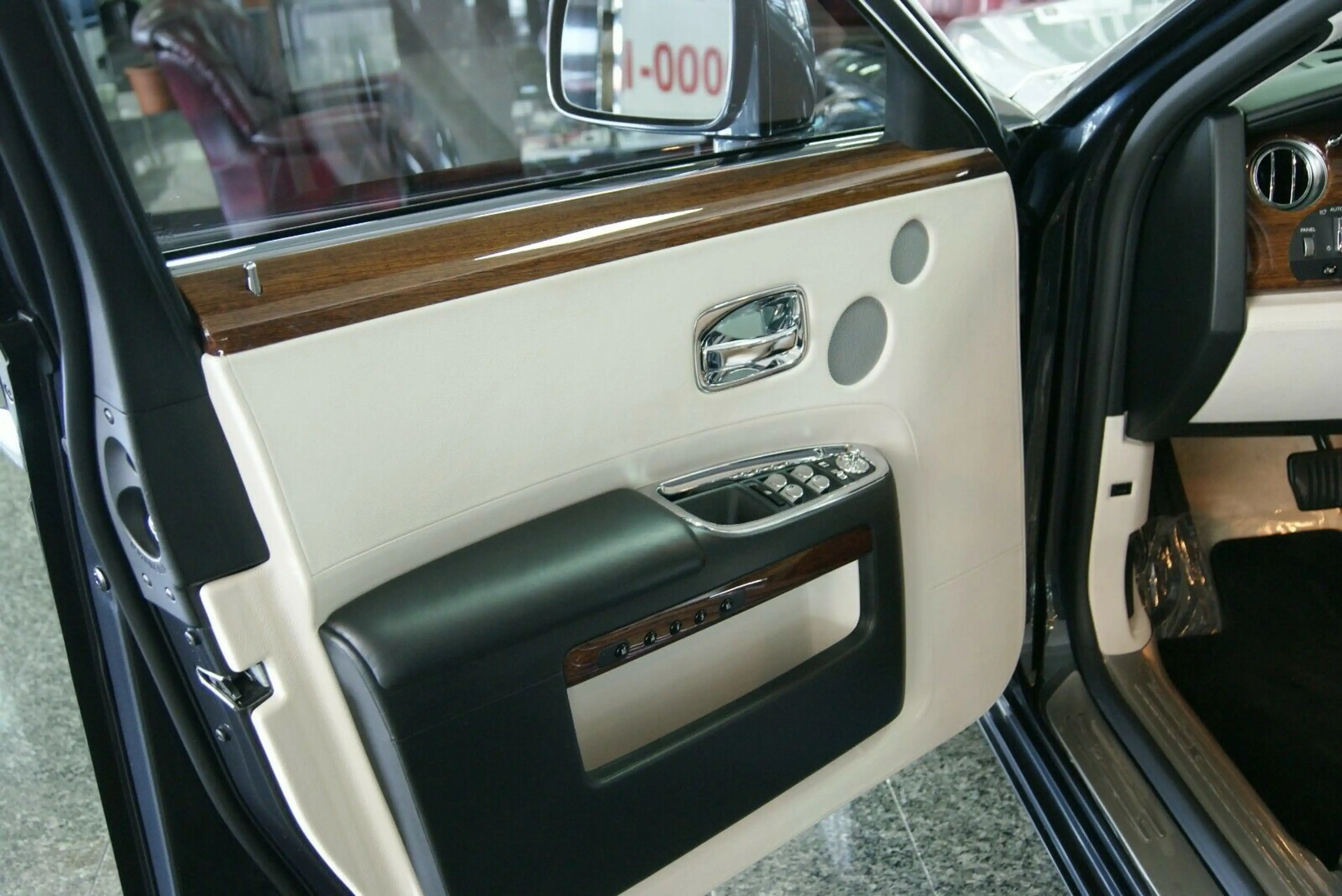 Rolls-Royce Ghost SWB V12+Panoroof+Comfort Entry+Theatre — photo 15