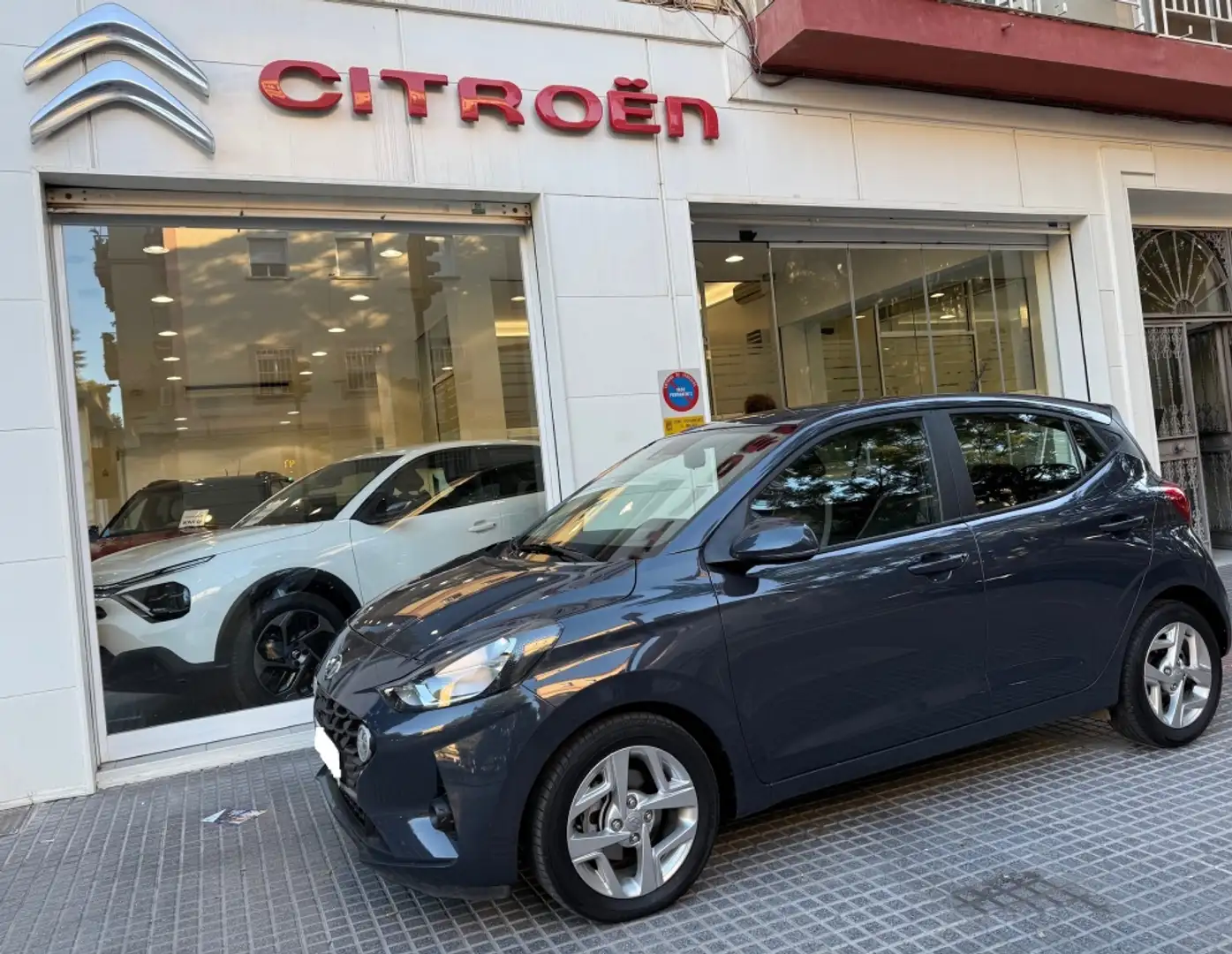 Hyundai i10 1.0 MPI Essence Gris - 1