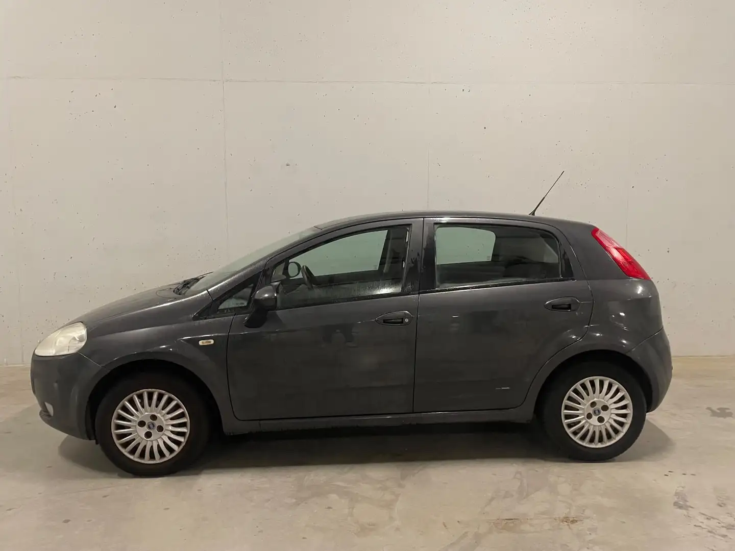 Fiat Grande Punto 1.4 Dynamic 5drs. Cruise Control Airco APK NAP Grijs - 2