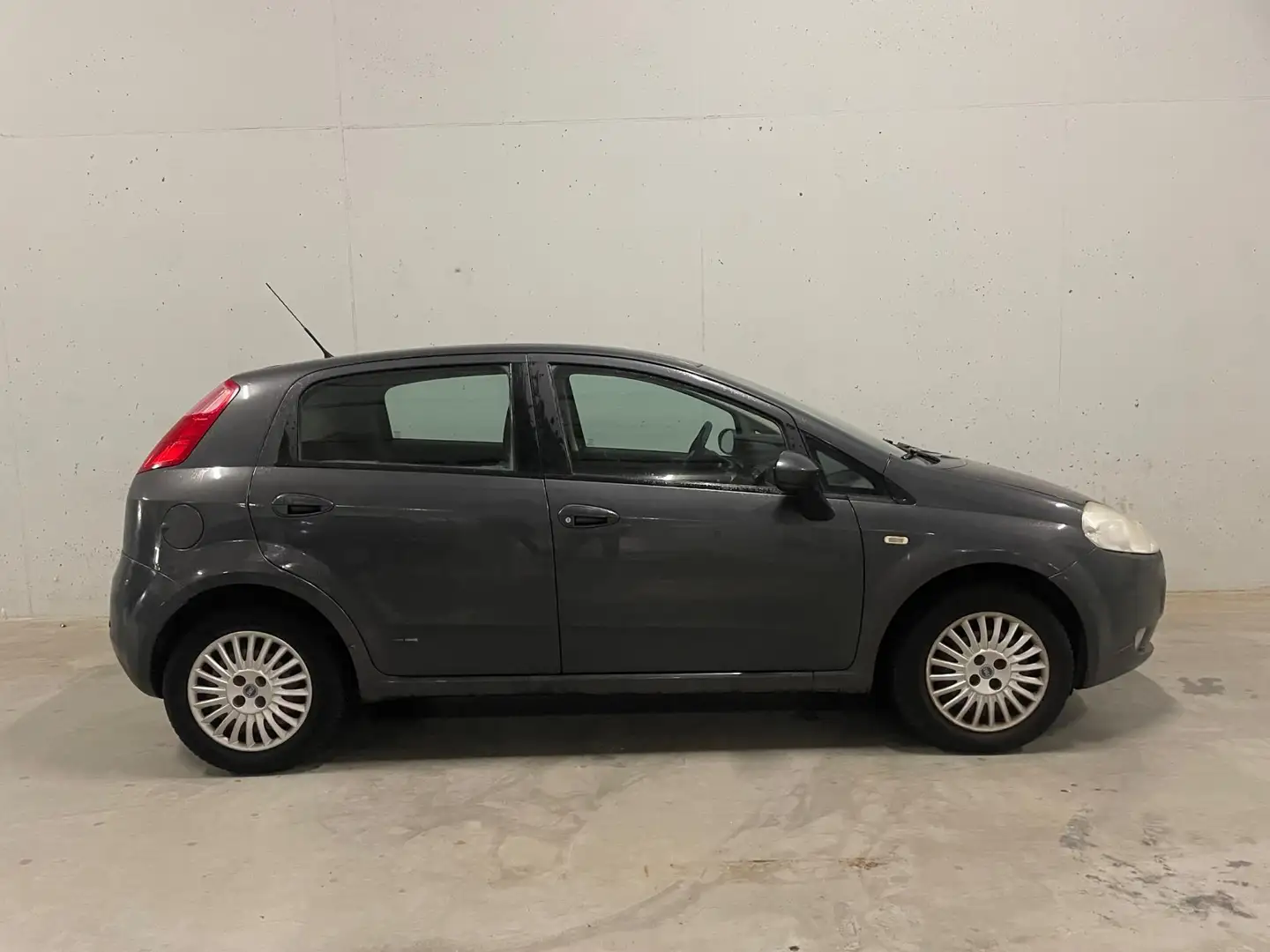 Fiat Grande Punto 1.4 Dynamic 5drs. Cruise Control Airco APK NAP Grijs - 1