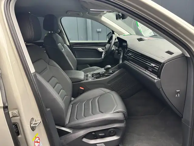 Volkswagen Touareg view 10