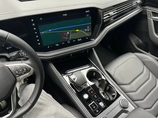 Volkswagen Touareg view 18