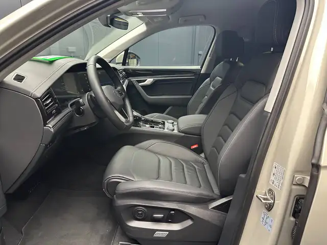 Volkswagen Touareg view 14