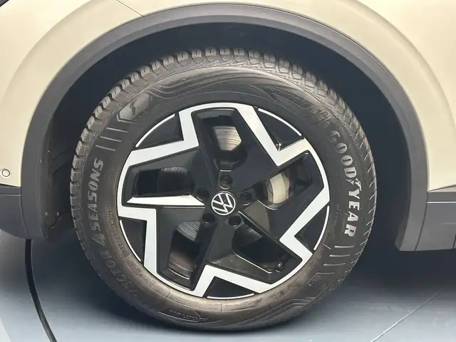 Volkswagen Touareg view 9