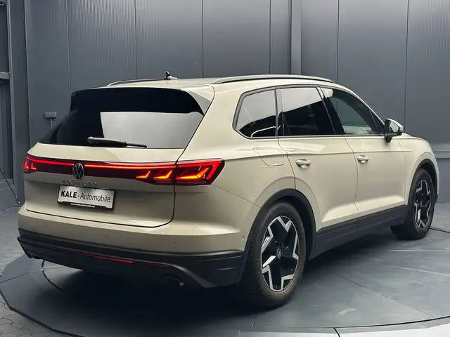 Volkswagen Touareg view 5