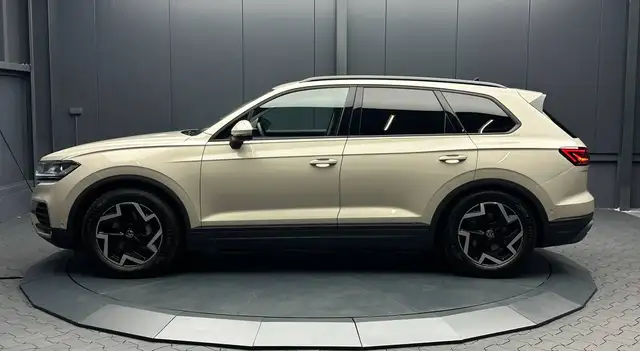 Volkswagen Touareg view 2