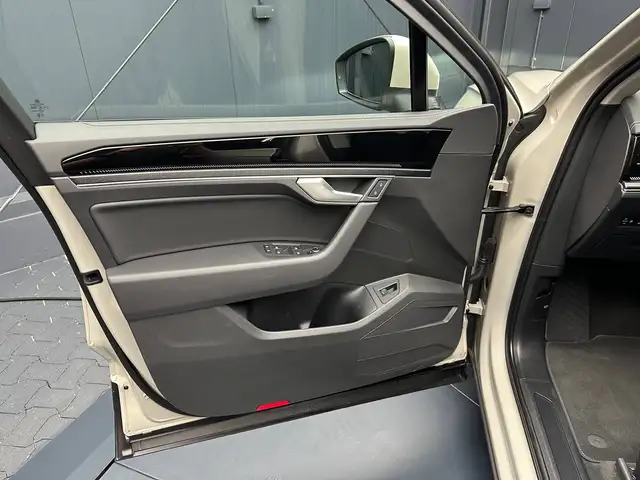 Volkswagen Touareg view 13