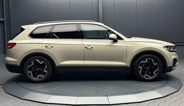Volkswagen Touareg view 6