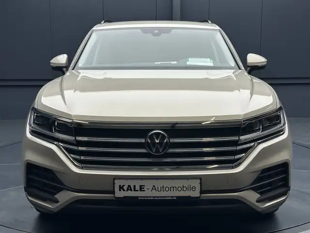 Volkswagen Touareg view 8