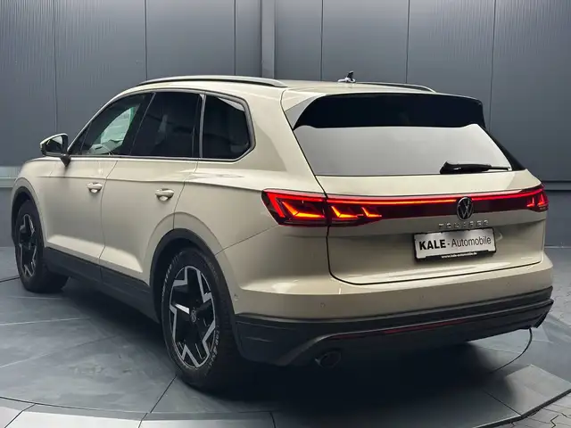 Volkswagen Touareg view 3