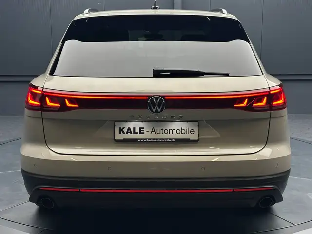 Volkswagen Touareg view 4