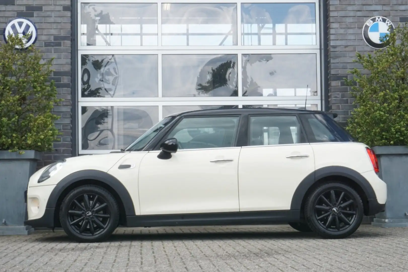 MINI Cooper 1.5 5-DRS. - NAVI - LEDER - CRUISE - ORG. NL. Wit - 2