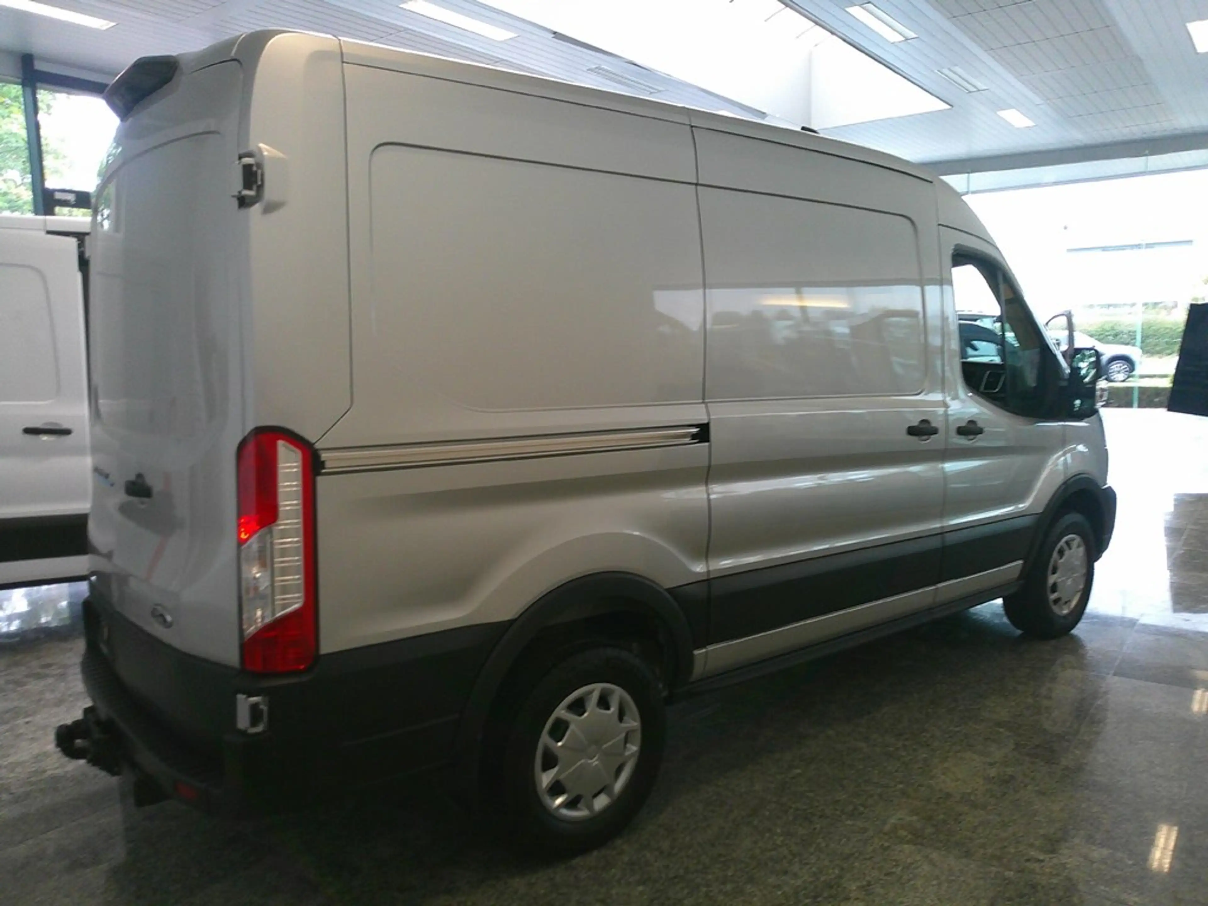 Ford E-Transit Trend — photo 3