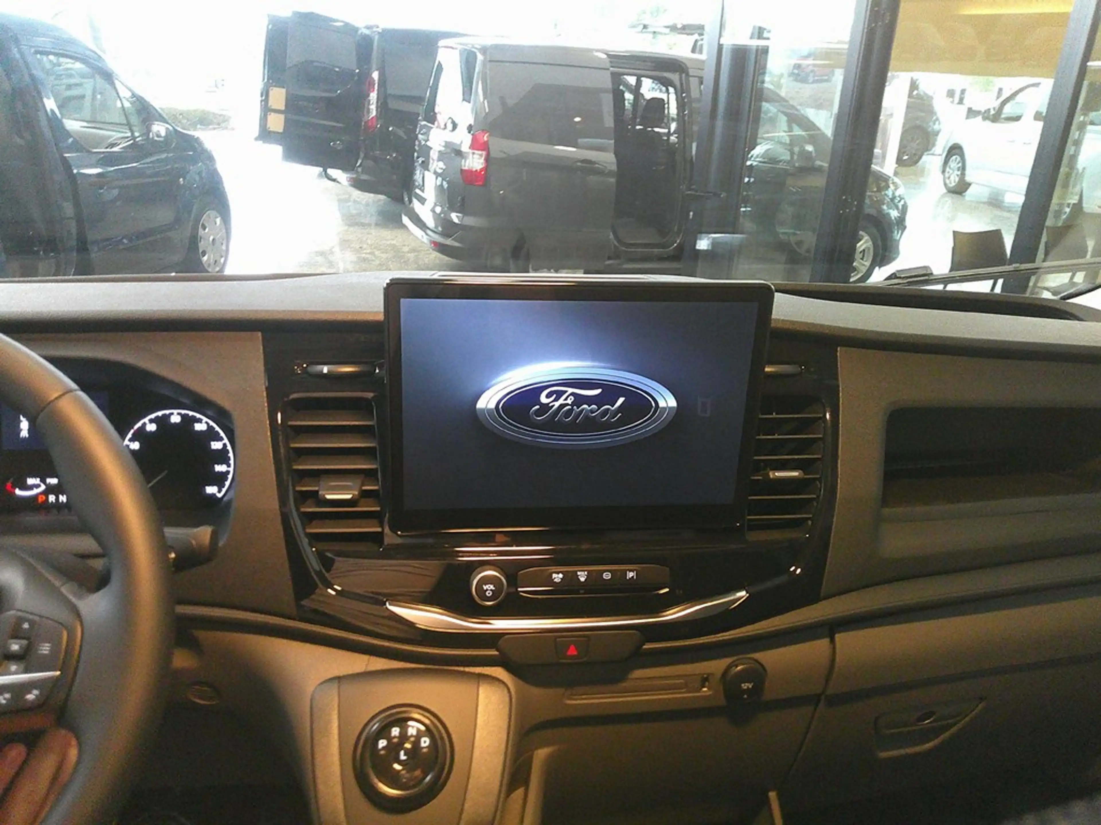 Ford E-Transit Trend — photo 9