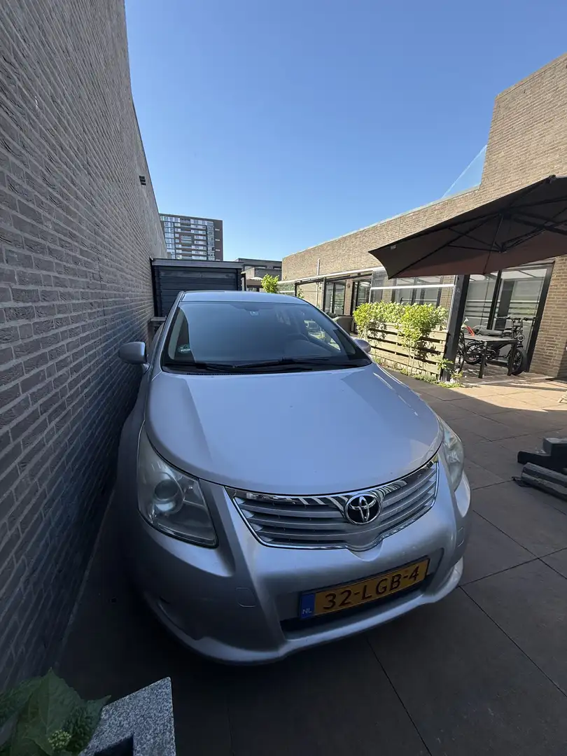 Toyota Avensis 1.8 VVTi Dyn.Bns Sp. Gris - 2