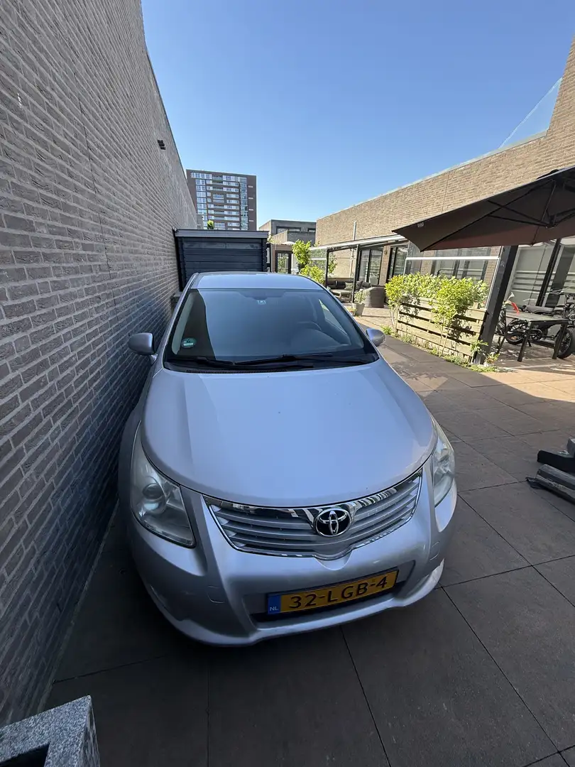 Toyota Avensis 1.8 VVTi Dyn.Bns Sp. Gris - 1