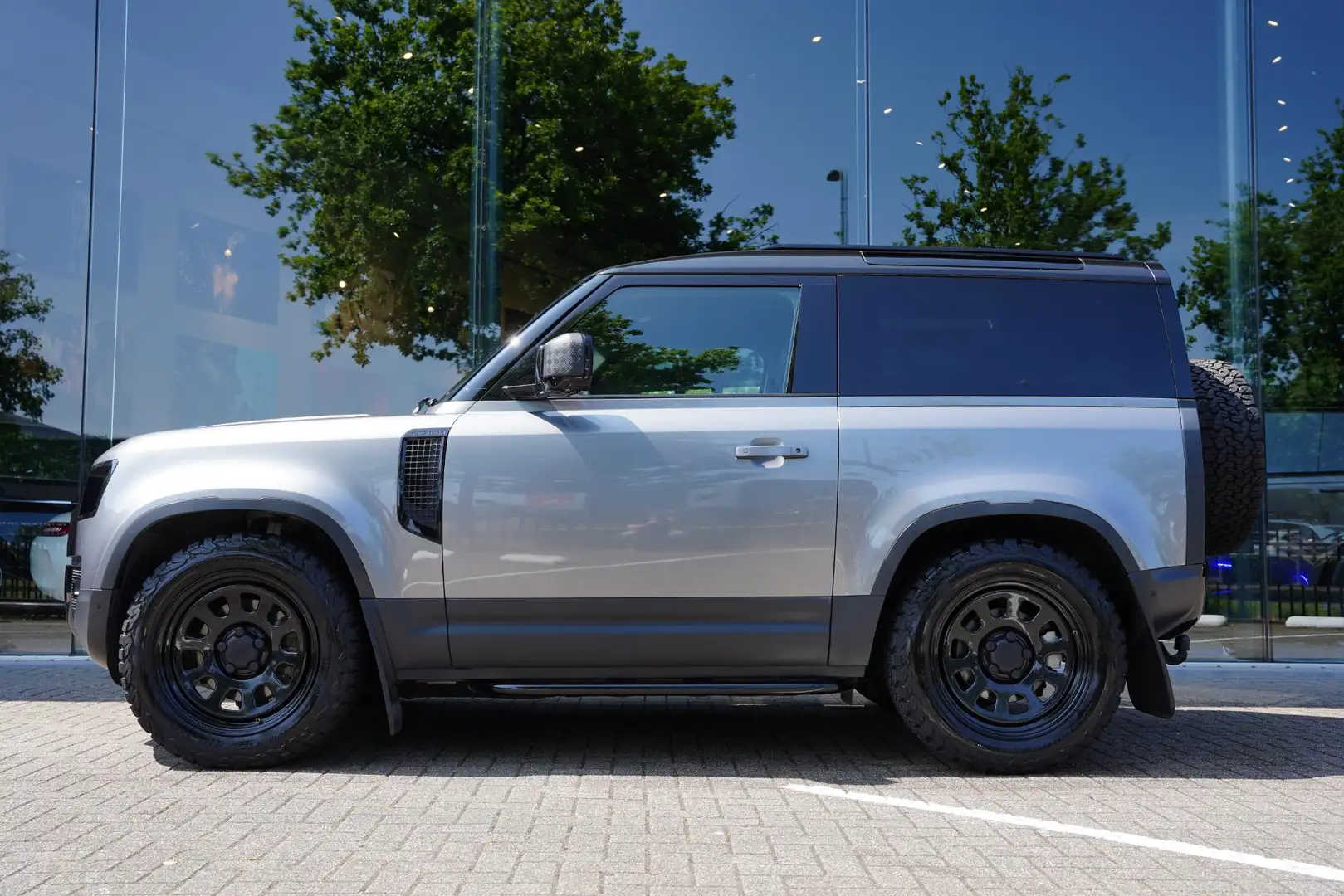 Land Rover Defender 90 P300 X-Dynamic HSE Grijs - 2